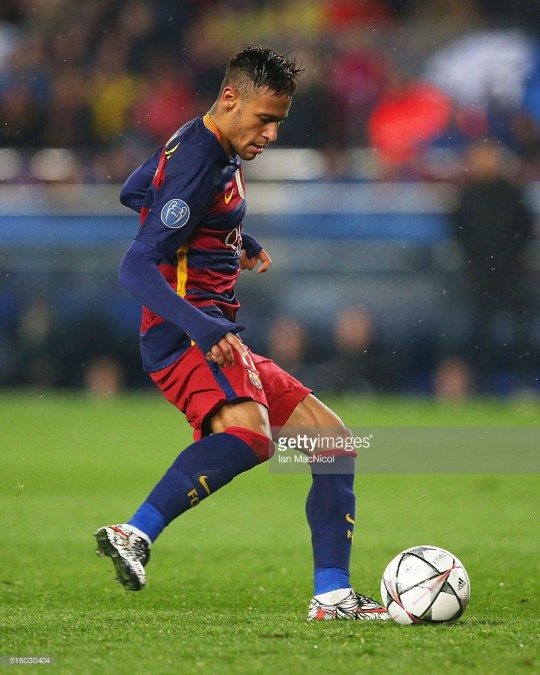 BARCELONA, SPAIN - MARCH 16:  Neymar of Barcelonacontrols the ball during the UEFA Champions League Round of 16 Second Leg match between FC Barcelona and Arsenal FC at Camp Nou on March 16, 2016 in Barcelona,Spain. (Photo by Ian MacNicol/Getty Images) *** Local Caption *** Neymar