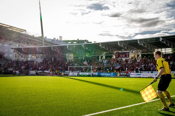 HIFK:n kannattajat ovat pitäneet mahtavaa tunnelmaa yllä tämän kauden liigaotteluissa. Kuva Sonera Stadionilla 30. elokuuta 2016 pelatusta HIFK-HJK ottelusta. Kuva: Miro Lehto