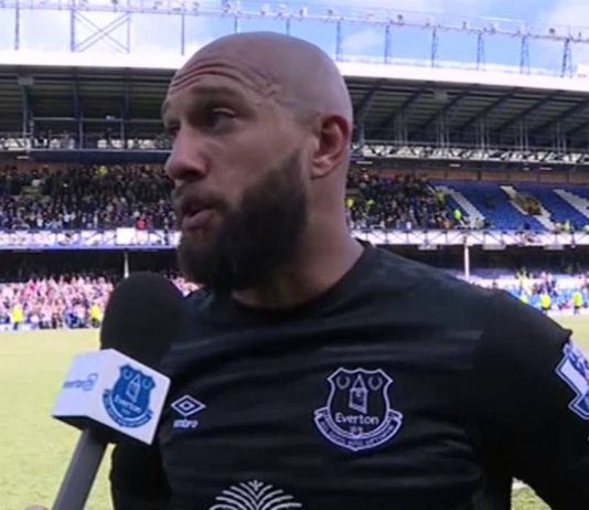 Tim Howard tunteellisena viimeisen Everton -ottelun jälkeen
