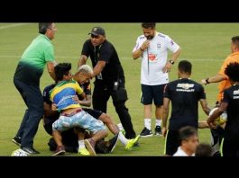 Video: Kentälle juosseet fanit pääsivät halaamaan Neymaria – Järjestysmiehet kaatoivat ryhmähalin