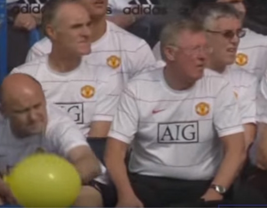 Video: Hull-koutsi pelästytti Sir Alex Fergusonin ilmapallolla – ”Sain melkein potkut sen takia”