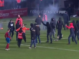 Video: Helsingborg putosi Allsvenskanista – fanit tulivat kentälle ja hyökkäsivät pelaajan kimppuun