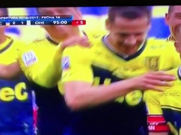 Video: Onko tässä kaikkien aikojen kaukolaukaus? Puolesta kentästä vastapalloon maalivahdin avauksesta