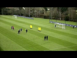 Video: Courtois näytti Chelsean pelaajille harjoituksissa, miten vapaapotkuja vedetään!