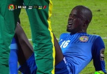 Klassikkovideo: Senegal-maalivahdilta härskiä ajanpeluuta – kamppaa itsensä ja ”loukkaantuu”