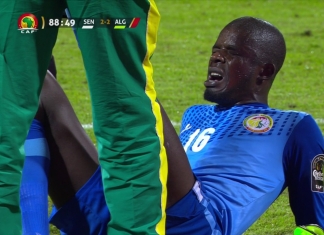 Klassikkovideo: Senegal-maalivahdilta härskiä ajanpeluuta – kamppaa itsensä ja ”loukkaantuu”
