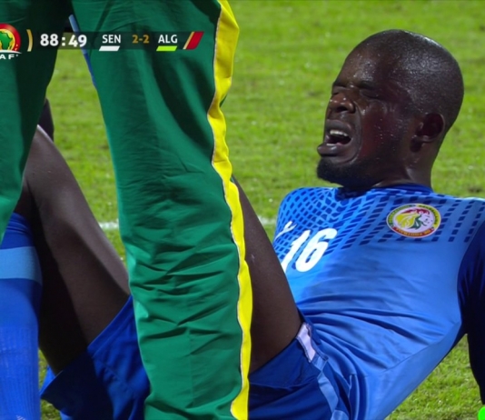 Klassikkovideo: Senegal-maalivahdilta härskiä ajanpeluuta – kamppaa itsensä ja ”loukkaantuu”