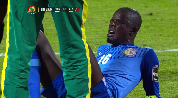 Klassikkovideo: Senegal-maalivahdilta härskiä ajanpeluuta – kamppaa itsensä ja ”loukkaantuu”
