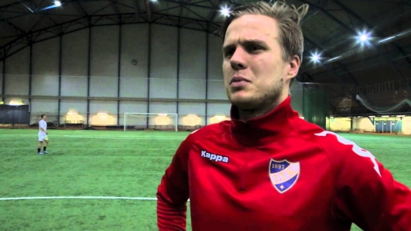 HIFK-toppari Jani Bäckman osaa tarvittaessa hoitaa myös maalivahdin tehtävät.
