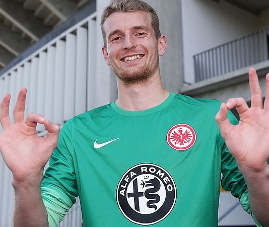Video: Lukas Hradecky torjui kaksi rangaistuspotkua ja johdatti Frankfurtin Saksan cupin finaaliin