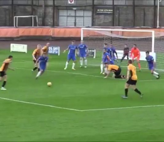 Video: Pelaaja heittäytyi pää edellä laukauksen eteen ja aiheutti rangaistuspotkun Skotlannin aladivarissa