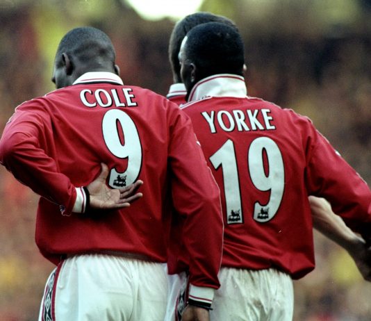 Video: Andy Cole ja Dwight Yorke vievät Barcelona-puolustuksen aivan kahville Mestarien liigassa 1998 Yorke and Cole dwight andy puoliaika