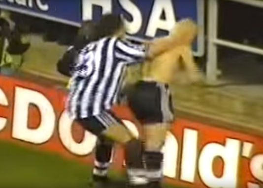 Video: Temur Ketsbaia ja jalkapallohistorian raivokkain maalituuletus vuonna 1998 temur ketsbaia puoliaika