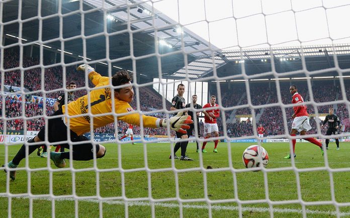 rankkarin 1. FSV Mainz 05 v SC Freiburg puoliajalla rankkari videotarkastuksen jälkeen puoliaika