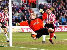 Video: Antti Niemi ottaa käsittämättömän triplatorjunnan Patrick Vieiraa vastaan Valioliigassa 2002 antti niemi täyttää 46 vuotta puoliaika
