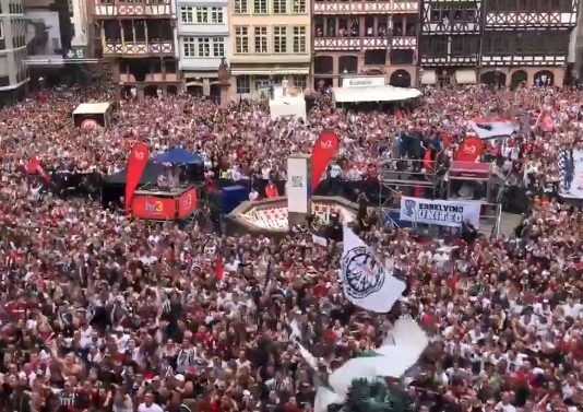 Video: Eintracht Frankfurtin kannattajat juhlivat sankoin joukoin Cup-mestaruutta eintracht frankfurtin kannattajilla puoliaika