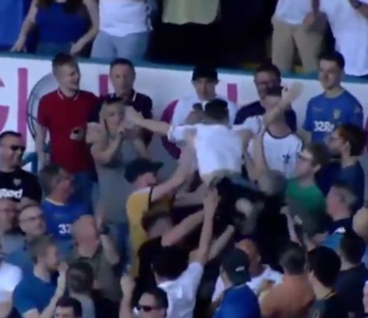 Video: Leeds-kannattajalta tyylikäs katsomosurffaus katsomosurffaus puoliaika