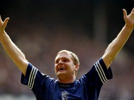 Video: Paul Gascoigne näyttää erotuomarille keltaista korttia Skotlannin liigassa 1995 51 Yksi jalkapallohistorian upeimmista persoonista, englantilainen Paul Gascoigne, tunnettiin pelivuosinaan taitavana, tyylikkäänä ja idearikkaana pelaajana. Vuonna 1995 hän antoi erotuomarille keltaisen kortin. Gascoigne oli ja on yhä etenkin britteinsaarilla rakastettu hahmo. Vuoden 1990 MM-kisojen välieräottelussa Länsi-Saksaa vastaa Gazza sai keltaisen kortin ja tämä tiesi sitä, että hän olisi korttitilin täyttymisen takia pois finaalista, jos Englanti sinne yltäisi. Heti kortin saatuaan Gazza itki ja viimeistään tuon jälkeen hän nousi valtavaan kansansuosioon britteinsaarilla. Vuonna 1995 Gascoigne siirtyi pelaamaan skottiseura Glasgow Rangersiin ja vastaanotto oli sankarillinen. Samana vuonna sarjaottelussa Hiberniania vastaan nähtiin yksi mestarin unohtumattomimmista tempauksista. Erotuomari Dougie Smith oli vahingossa pudottanut keltaisen korttinsa nurmeen. Gazza noukki kortin, käveli erotuomarin luo ja näytti keltaista korttia. Sitten hän antoi kortin kohteliaasti erotuomarille. Smithillä ei löytynyt lainkaan huumorintajua ja hän puolestaan antoi Gascoignelle keltaisen kortin. Yleisö buuasi. Gascoigne on tällä hetkellä 50-vuotias. Paul Gascoigne antaa varoituksen