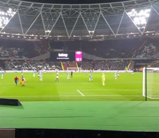 Video: Kentälle tunkeutunut hämähäkkimies kaadetaan rankkarin arvoisesti FA Cupin ottelussa West Hamin ja Man Cityn välisessä FA Cupin ottelussa ei voittajasta ollut epäselvyyttä, kun City murskasi isännät 5-0. Ottelun mielenkiintoisin ja huomiota herättävin tapahtuma nähtiin kuitenkin, kun kaksi kentälle juossutta fania pisti pystyyn oman shownsa. Spidermaniksi pukeutunutta fania rikottiin rajusti rankkarialueella, mutta tilanteesta ei seurannut rangaistuspotkua, vaan pienet halailut järjestysmiesten kanssa.