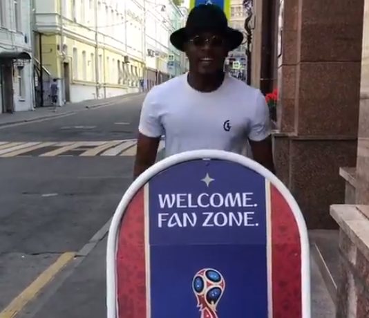 Video: Iloinen ja tanssiva Patrice Evra on saapunut MM-kisoihin Venäjälle patrice evra mm-kisoihin puoliaika