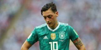 mesut özil lopettaa majoukkueessa puoliaika