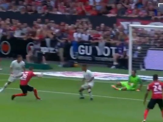 Video: PSG-molari Gianluigi Buffonilta häikäisevä gamesaver Ranskan liigassa gigi buffonilta upea torjunta
