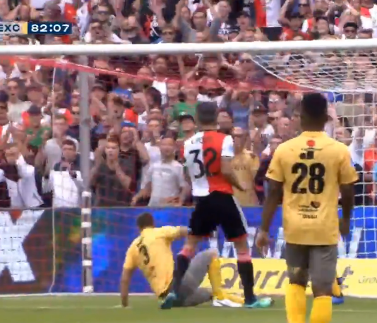 Video: Robin van Persieltä huvittava moka viikonlopun ottelussa