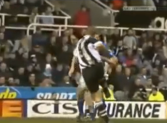 Klassikkovideo: Alan Shearerin hirmupommi Evertonin verkkoon