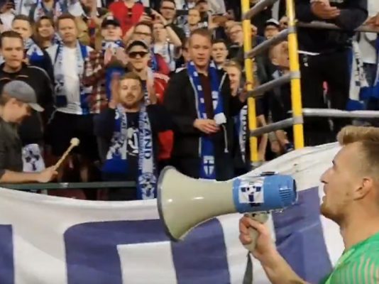 Video: Lukas Hradecky huudatti suomalaiskannattajia Unkari-voiton jälkeen