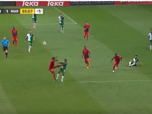 Video: Portugalissa nähtiin vuoden rumin taklaus – erotuomari näytti heti punaista