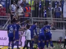 Video: Bafetimbi Gomisin maalituuletus pelästytti pallopojan Saudi-Arabian liigassa