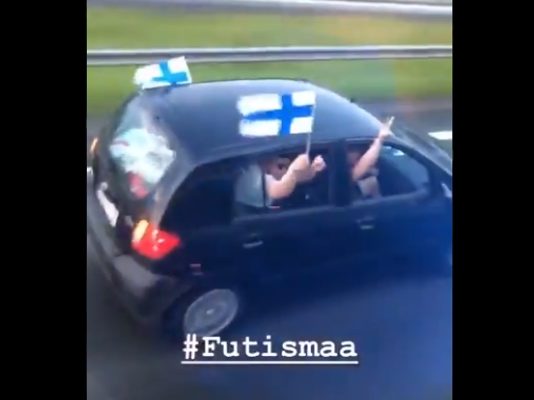 Video: Huuhkajilla ihan omat ”hornetit” bussin rinnalla kotivoiton jälkeen