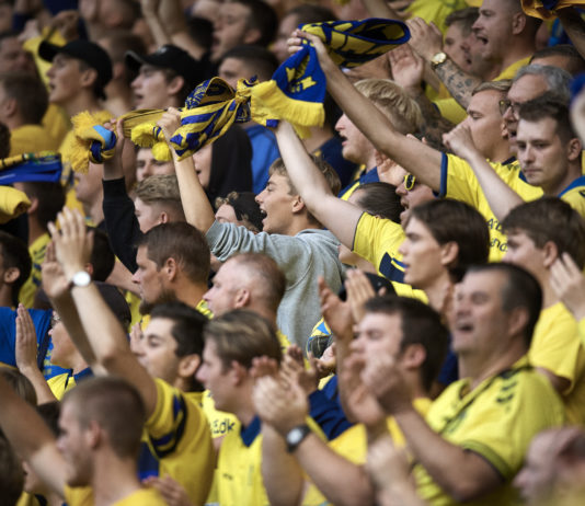 Video: Poliisi paimensi agressiivisia Bröndbyn faneja Turussa Poliisi paimensi tanskalaiskannattajia Turussa