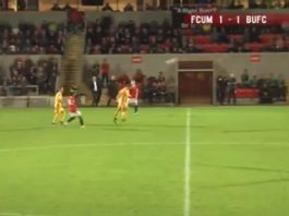 Video: Pelaaja puski maalin omalta kenttäpuoliskolta Englannin aladivarissa!