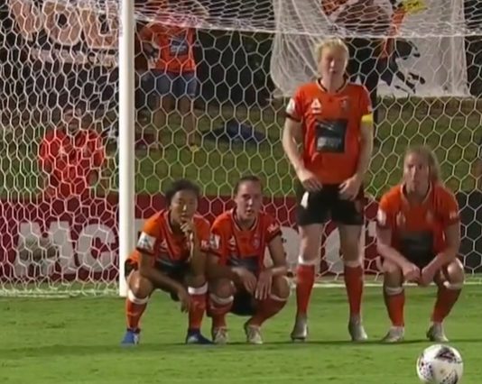 Video: Brisbane Roarilla hämmentävä muuritaktiikka – vastustajan vapari lentää taivaan tuuliin
