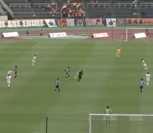 Video: Japanin divarissa nähtiin kaksi maalia yli puolesta kentästä parin minuutin sisään!
