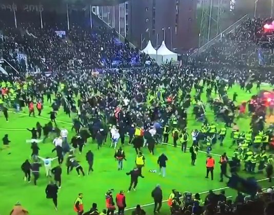 Video: Djurgården voitti Ruotsin mestaruuden – kannattajat ryntäsivät kentälle juhlimaan