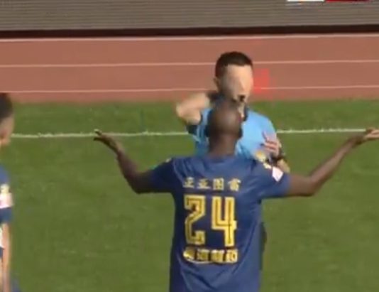 Video: Yaya Toure sai suoran punaisen 10 sekunnin pelaamisen jälkeen Kiinassa