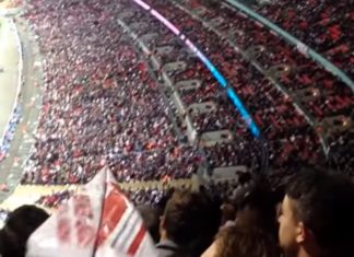 Video: Eeppinen paperilennokin heitto Wembleyn yläkatsomosta päin pelaajaa 2014