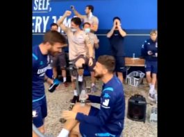 Video: Leedsin pääkoutsi Marcelo Bielsa saapuu treeneihin – pelaajat hurraavat