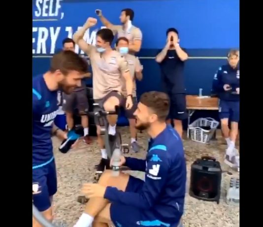 Video: Leedsin pääkoutsi Marcelo Bielsa saapuu treeneihin – pelaajat hurraavat