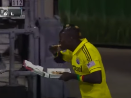 Video: Dominic Oduro tuulettaa maaliaan syömällä pizzaa