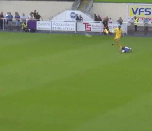 Video: King’s Lynn -puolustaja laukoi oman maalin lähes 30 metristä