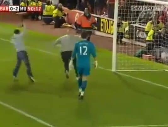 Klassikkovideo: Kaksi Barnsley-fania ryntää kentälle, tekee maalin ja tuulettaa villisti