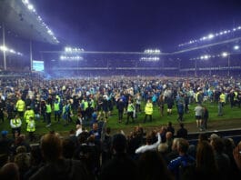 Video: Everton varmisti sarjapaikkansa – Patrick Vieira potkaisi provosoivaa Everton-fania
