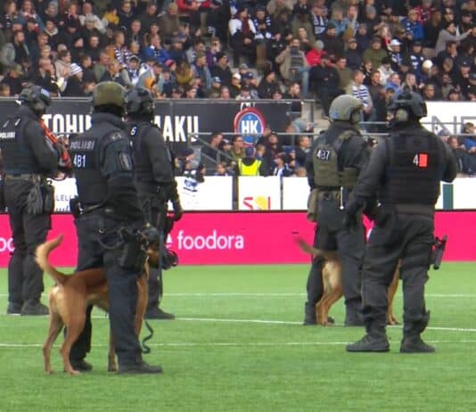 Video: Stadin derby keskeytettiin fanien riehumisen takia – mellakkapoliisit tulivat kentälle