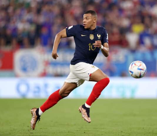 Video: Kylian Mbappe harhautti vartalollaan tanskalaispelaajan solmuun