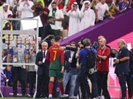 Video: Cristiano Ronaldo käveli koppiin – muu joukkue juhli voittoa fanien kanssa