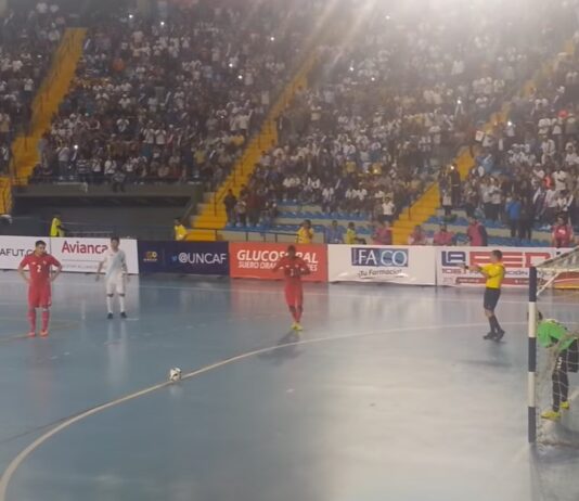 Klassikkovideo: Guatemalalainen futsalpelaaja laukoo tukijalkamaalin rankkarista
