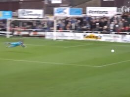 Klassikkovideo: Laukaus menee 20 metriä ohi – maalivahti peittää alakulman heittäytymällä